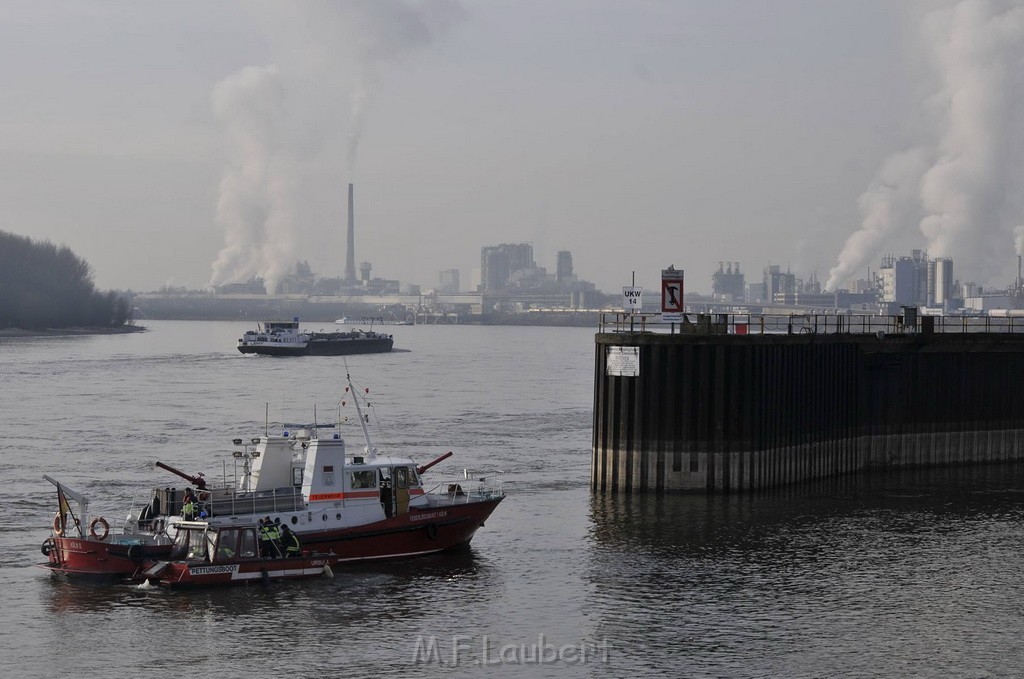 Einsatz BF Koeln Chemie im Hafen Godorf FF P05.jpg